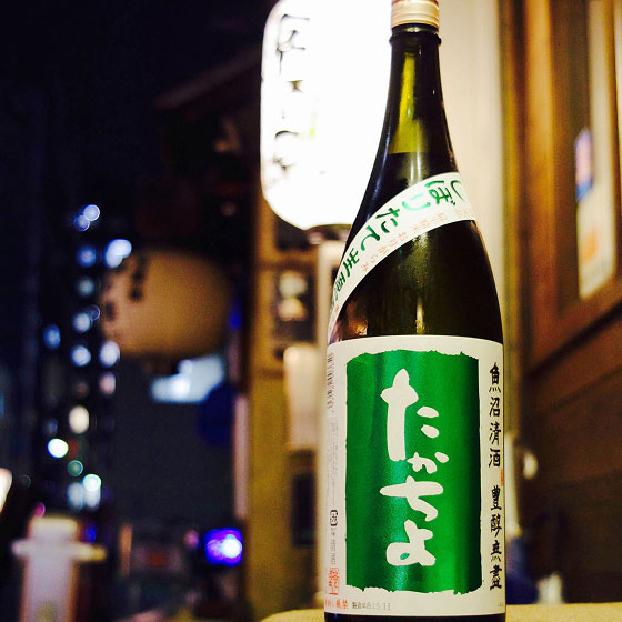 日本酒のビンと夜景